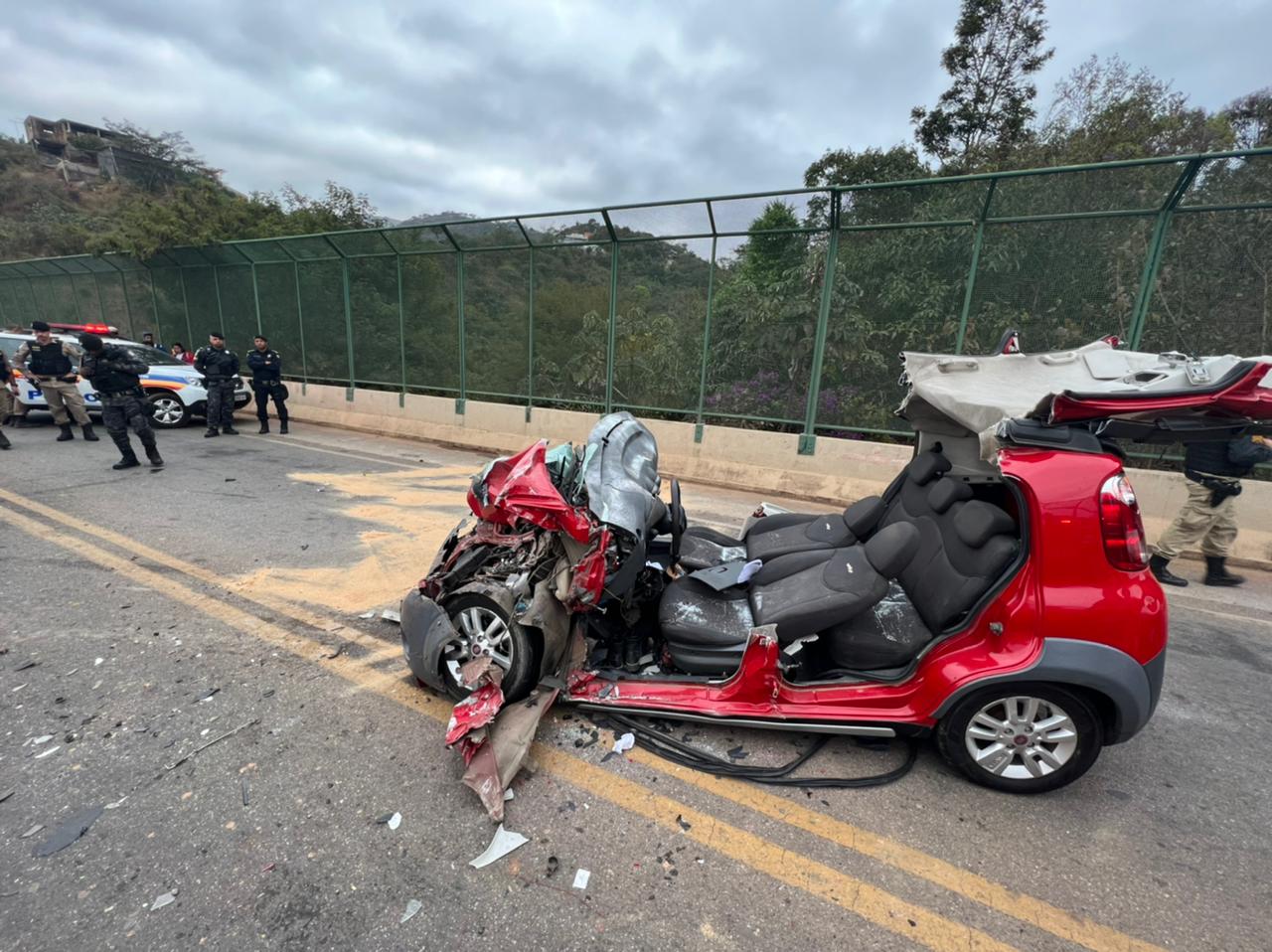 Mulheres ficam feridas após acidente entre carro e caminhão na MG-030, em Nova Lima - Foto: Divulgação/CBMMG