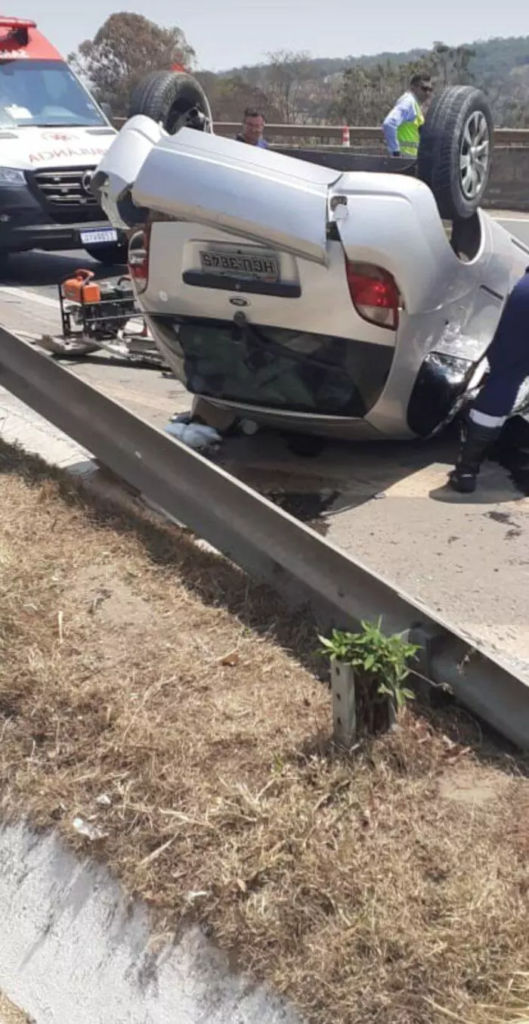 Homem morre após carro capotar na MG-050 em Divinópolis - Foto: Reprodução/Redes Sociais