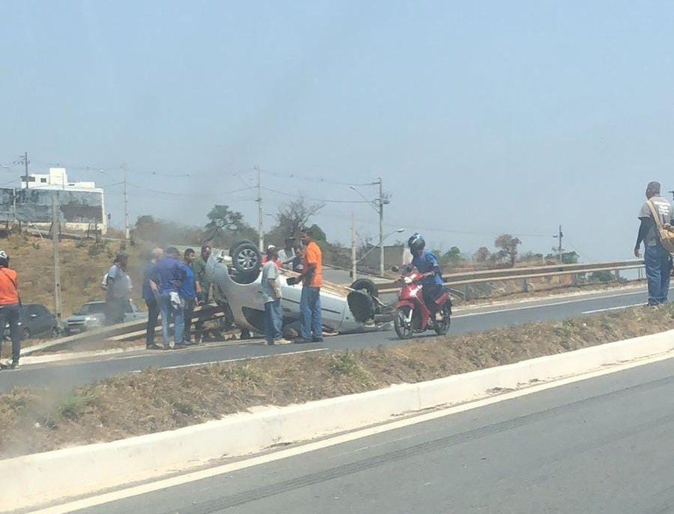 Homem morre após carro capotar na MG-050 em Divinópolis - Foto: Reprodução/Redes Sociais