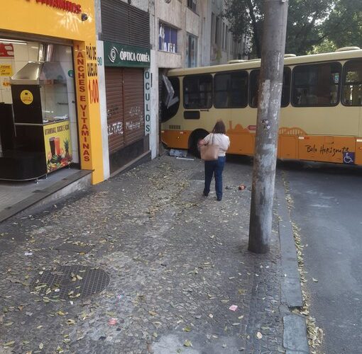 Ônibus invade calçada e bate em loteria no Edifício Acaiaca, no Centro de BH - Foto: Reprodução/Redes Sociais