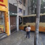 Ônibus invade calçada e bate em loteria no Edifício Acaiaca, no Centro de BH - Foto: Reprodução/Redes Sociais