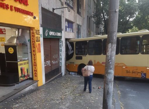 Ônibus invade calçada e bate em loteria no Edifício Acaiaca, no Centro de BH - Foto: Reprodução/Redes Sociais