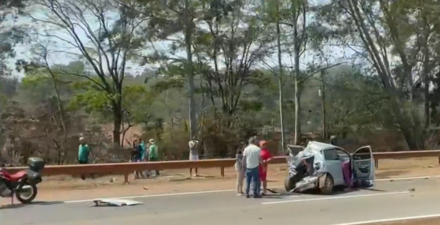 Acidente entre caminhão e carros deixa feridos na BR-040, em Nova Lima acidente br 040 nova lima