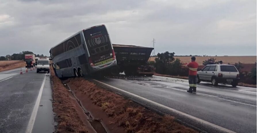 Grave acidente entre caminhão e ônibus deixa mortos e feridos na BR-153, entre Canápolis e Centralina - Foto: Reprodução/Redes Sociais