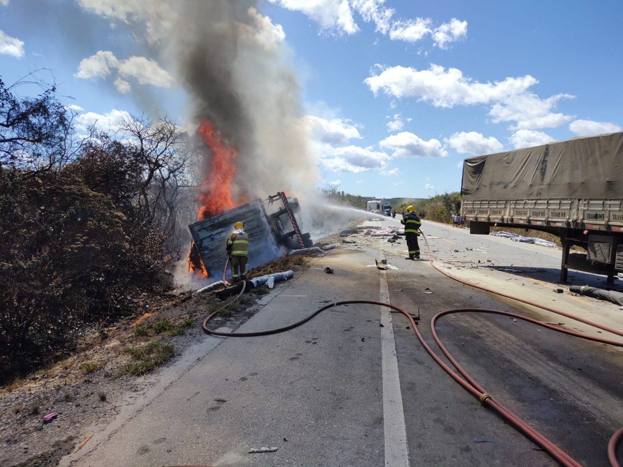 Casal morre carbonizado após grave acidente entre carretas na BR-251, em Salinas - Foto: Divulgação/CBMMG