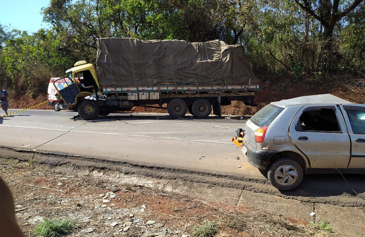 Acidentre entre carro e caminhão deixa uma pessoa morta na BR-262, em Bom Despacho - Foto: Reprodução/Redes Sociais