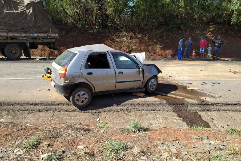 Acidentre entre carro e caminhão deixa uma pessoa morta na BR-262, em Bom Despacho - Foto: Reprodução/Redes Sociais