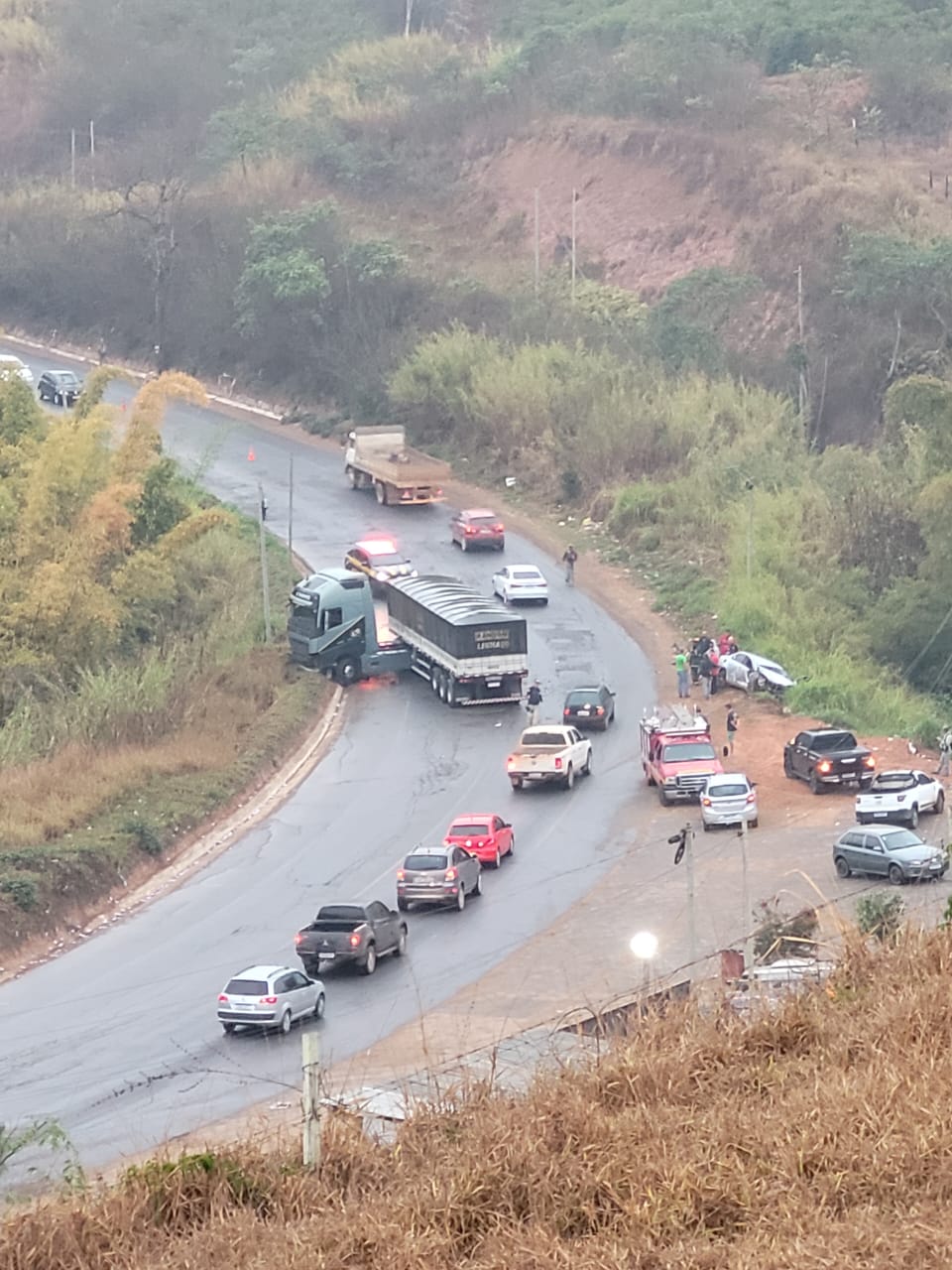 Acidente entre carro e carreta deixa duas pessoas feridas na BR-262, em Manhuaçu - Foto: Divulgação/CBMMG