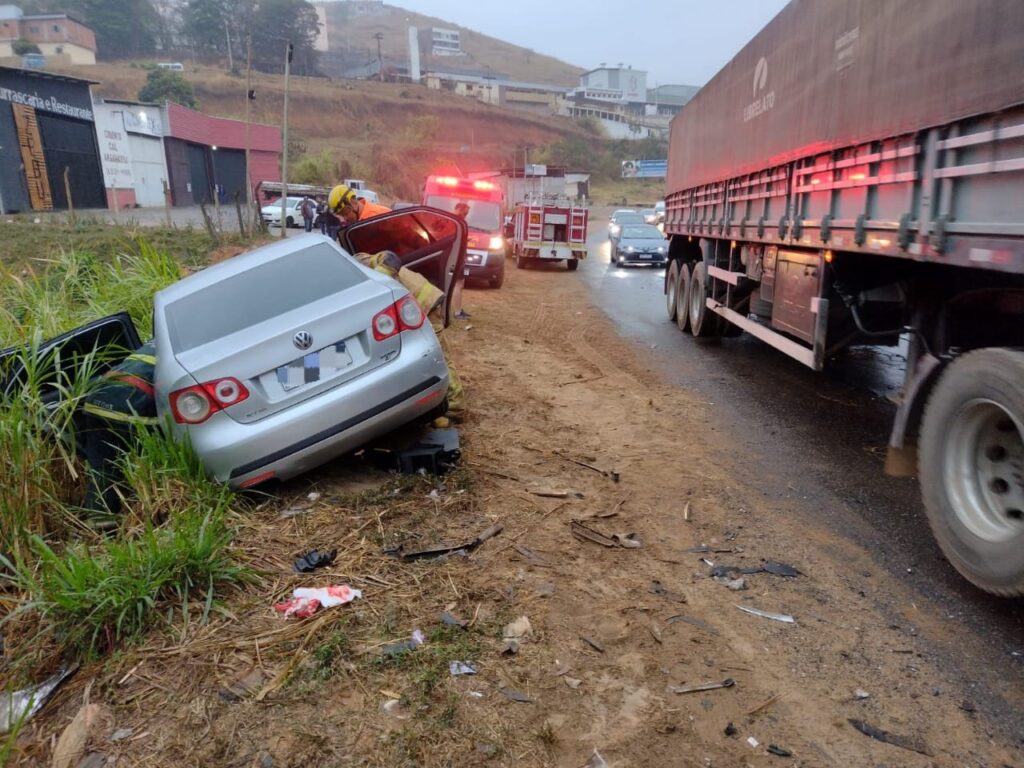 Acidente entre carro e carreta deixa duas pessoas feridas na BR-262, em Manhuaçu - Foto: Divulgação/CBMMG