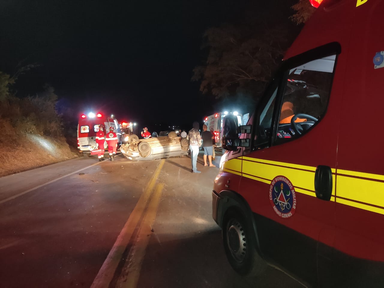 Duas pessoas ficam feridas após acidente entre carros na BR-262, em Nova Serrana - Foto: Divulgação/CBMMG