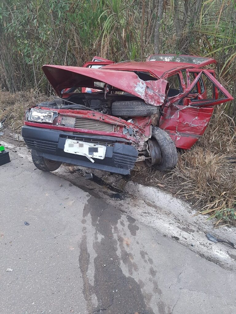 Duas pessoas ficam feridas em acidente entre carro e carreta na BR-381, em Belo Oriente - Foto: Divulgação/CBMMG