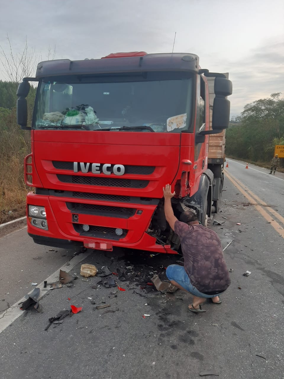 Duas pessoas ficam feridas em acidente entre carro e carreta na BR-381, em Belo Oriente - Foto: Divulgação/CBMMG