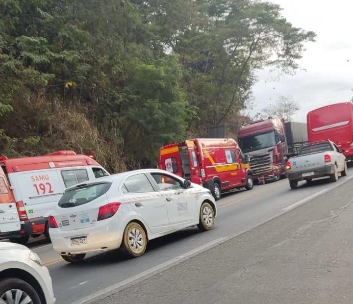 Duas pessoas ficam feridas após acidente entre carretas e moto na BR-381, em Ipatinga - Foto: Divulgação/CBMMG