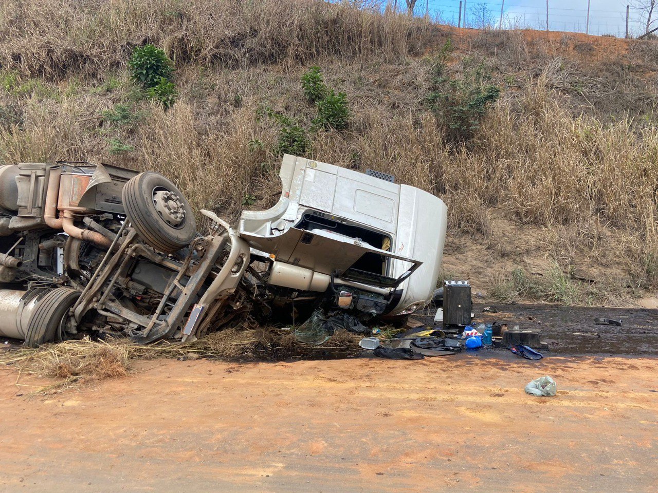 Quatro pessoas ficam feridas após acidente entre carros e carreta na BR-381, em Nova Era - Foto: Divulgação/CBMMG