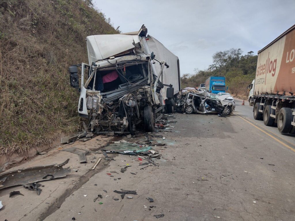 Grave acidente entre caminhão e carros deixa feridos na BR-381, em Nova Era - Foto: Divulgação/CBMMG