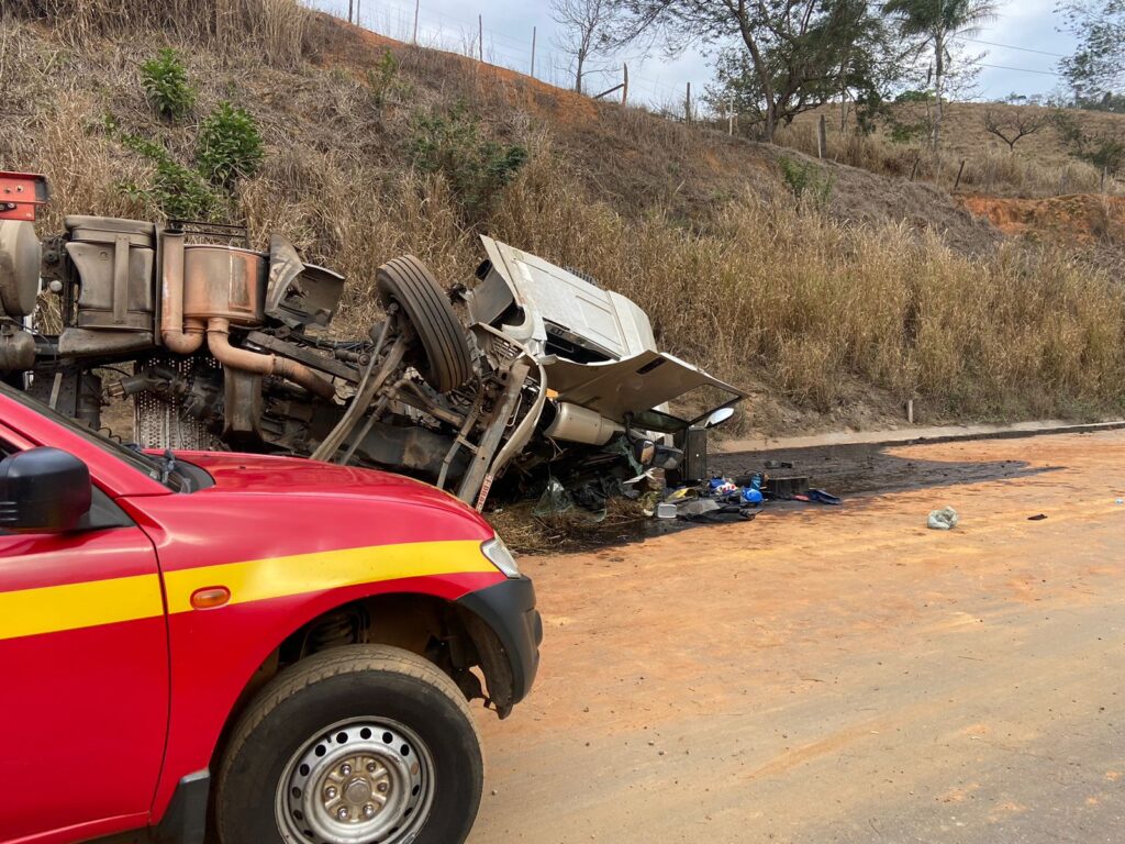 Quatro pessoas ficam feridas após acidente entre carros e carreta na BR-381, em Nova Era - Foto: Divulgação/CBMMG