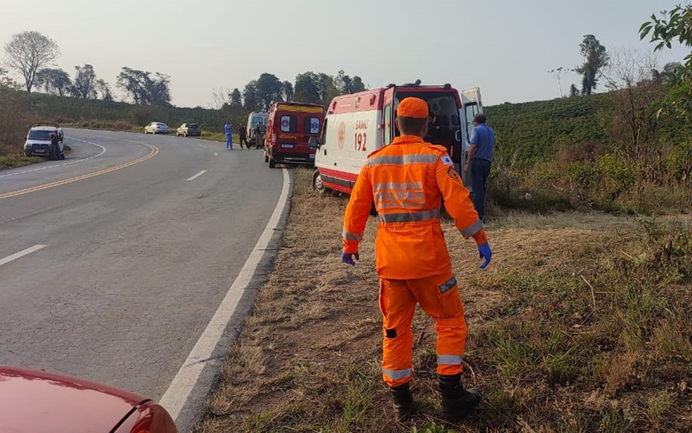 Carro capota e motorista fica ferido na BR-491, em Muzambinho - Foto: Divulgação/CBMMG