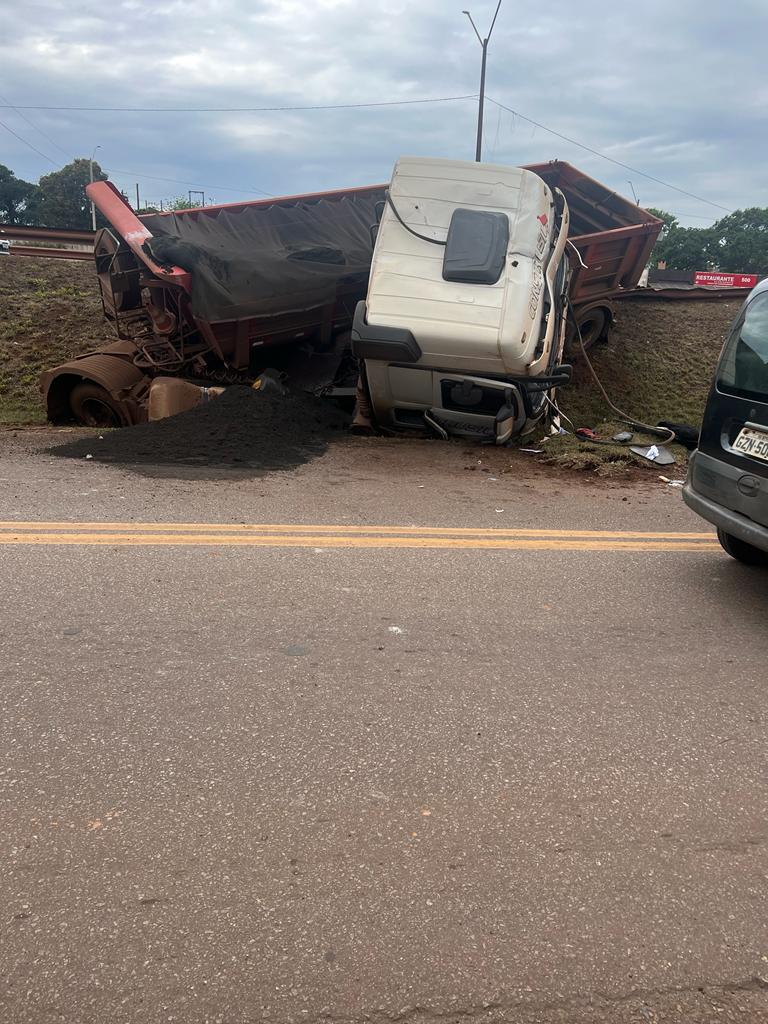 Motorista fica ferido após acidente com caminhão na Rodovia Fernão Dias, em São Joaquim de Bicas - Foto: Reprodução/Redes Sociais