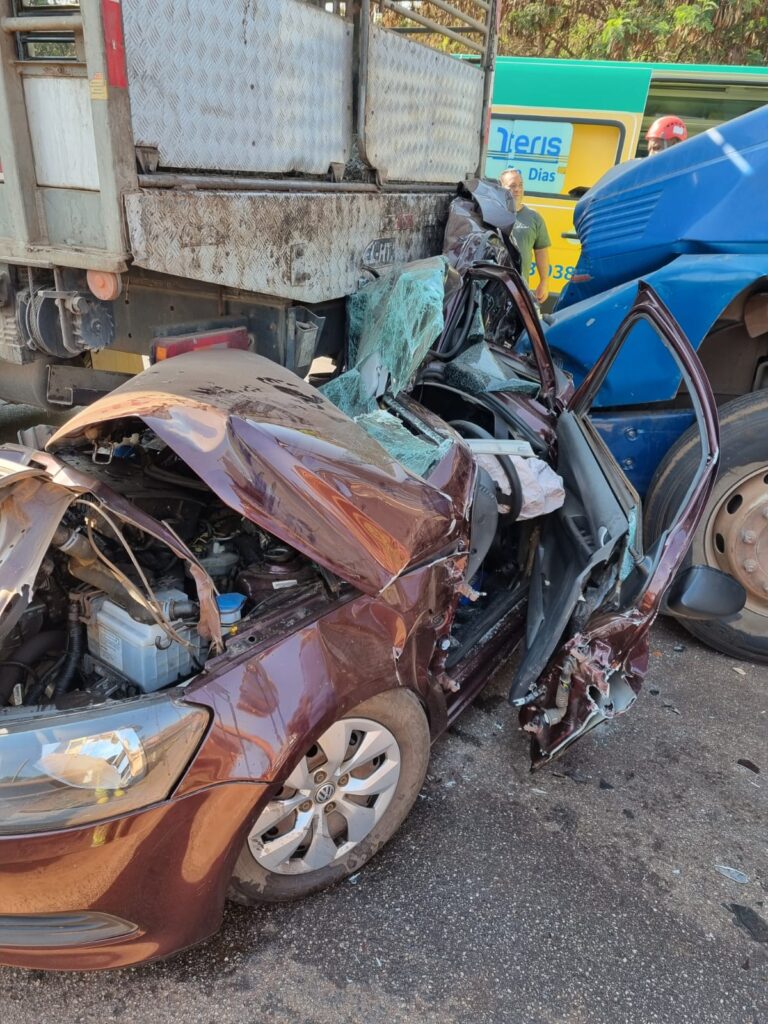 Carro é esmagado por caminhões na Rodovia Fernão Dias, em São Joaquim de Bicas - Foto: Divulgação/CBMMG