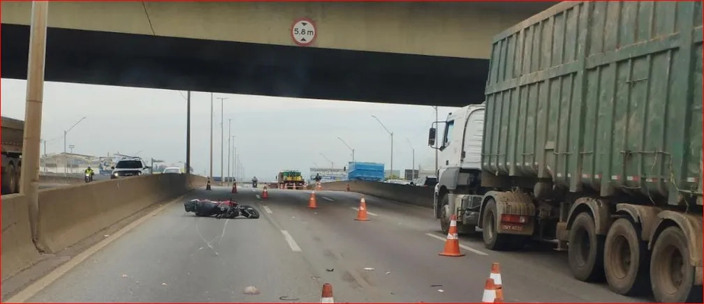 Motociclista morre atropelado por carreta na Rodovia Fernão Dias, em Betim - Foto: Reprodução