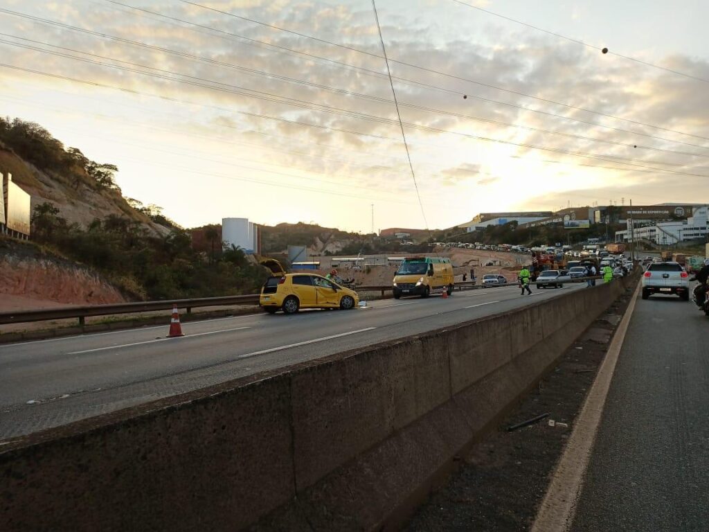 Acidente entre carros interdita trânsito na Rodovia Fernão Dias, em Betim - Foto: Thalita Marinho