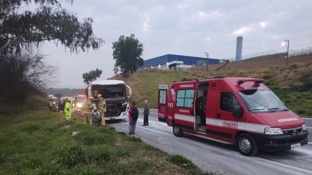 Acidente entre ônibus e caminhão deixa 17 feridos na Rodovia Fernão Dias, em Extrema - Foto: Divulgação/CBMMG