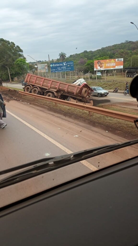 Motorista fica ferido após acidente com caminhão na Rodovia Fernão Dias, em São Joaquim de Bicas - Foto: Reprodução/Redes Sociais