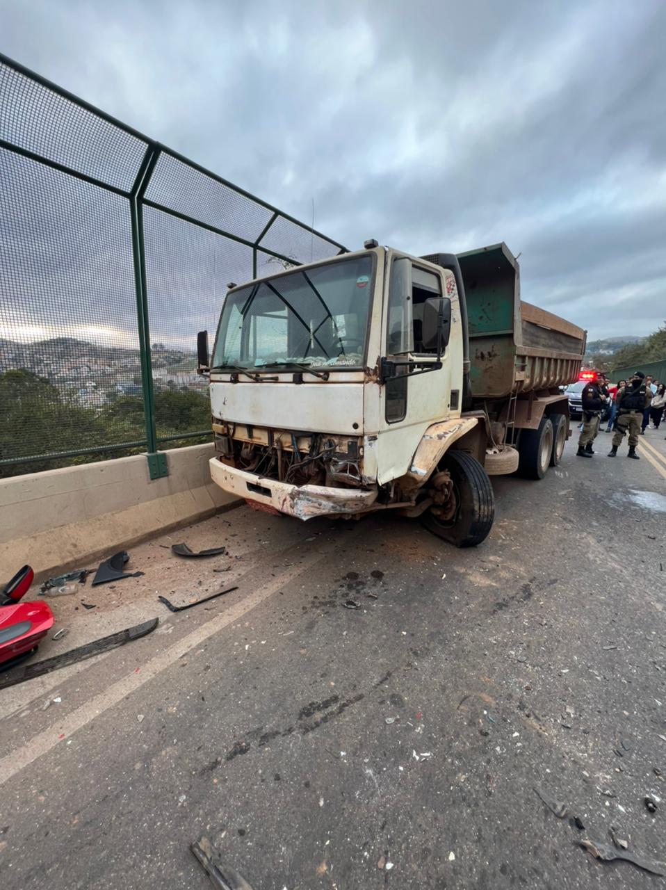 Mulheres ficam feridas após acidente entre carro e caminhão na MG-030, em Nova Lima - Foto: Divulgação/CBMMG