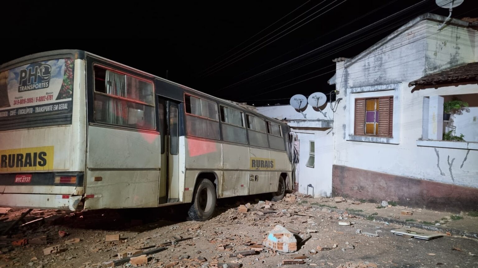 Ônibus desgovernado atinge casas e deixa motorista ferido em Araxá Ônibus desgovernado atinge casas e deixa motorista ferido em Araxá - Foto: Divulgação/CBMMG