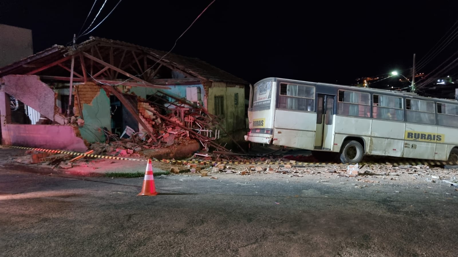 Ônibus desgovernado atinge casas e deixa motorista ferido em Araxá - Foto: Divulgação/CBMMG