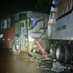 Ônibus e caminhão batem de frente na MG-290, entre Pouso Alegre e Borda da Mata - Foto: Divulgação/PMRv