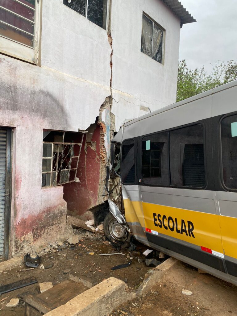 Condutora de van escolar fica ferida após bater veículo em imóvel de Vespasiano - Foto: Divulgação/CBMMG