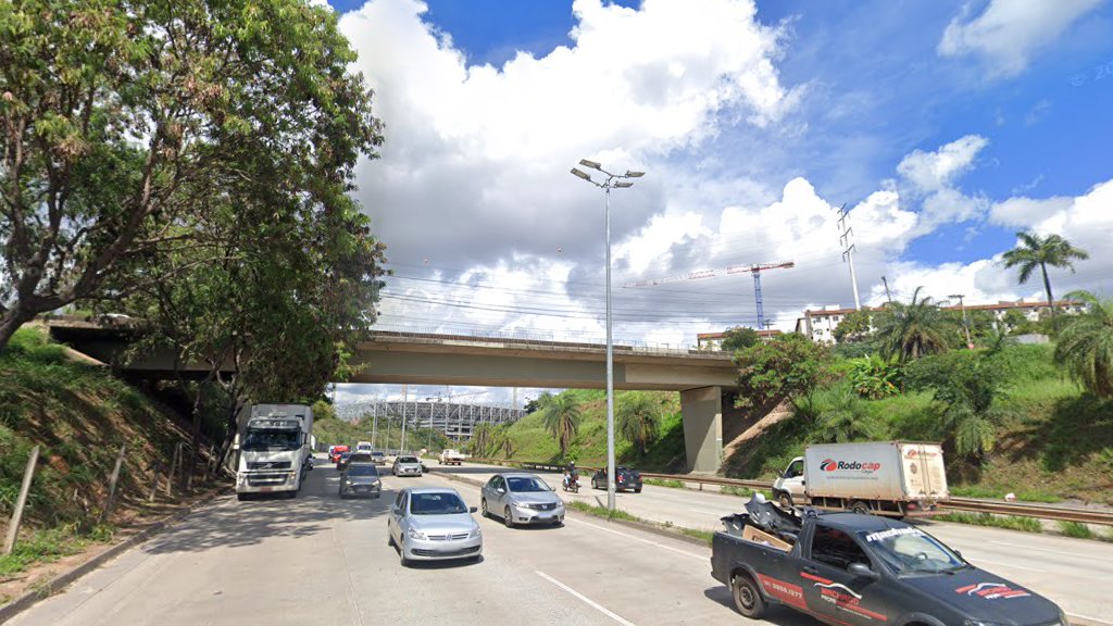 Motorista perde o controle da direção e bate carro em poste na Via Expressa, em BH - Foto: Reprodução/Google Street View