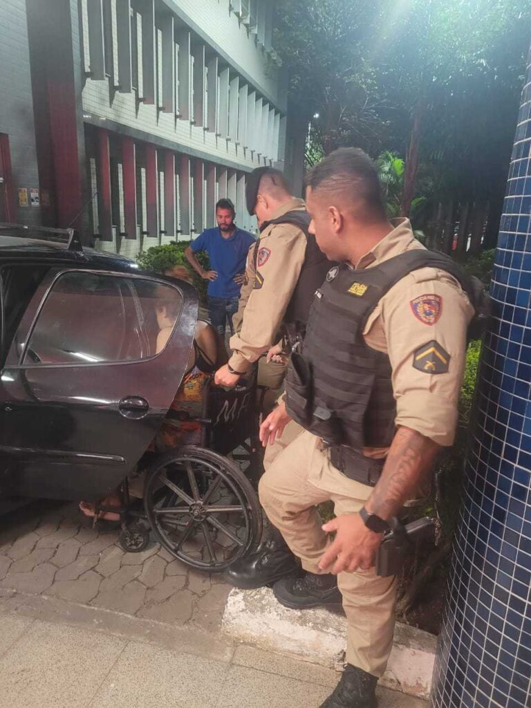 Policiais fazem parto de gestante em carro às margens da MG-010, em Vespasiano - Foto: Divulgação/PMMG