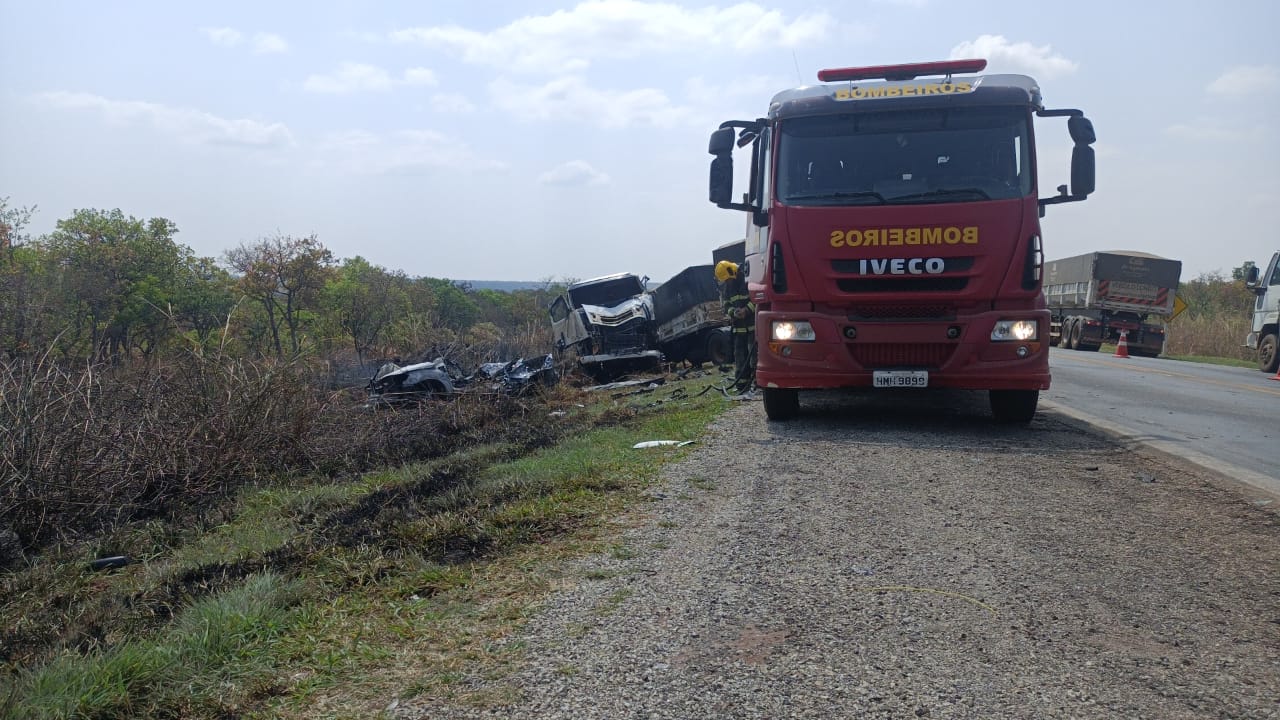 Advogado morre carbonizado após grave acidente na BR-040, em Paracatu - Foto: Divulgação/CBMMG