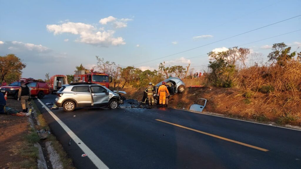 Criança e homem morrem em acidente entre dois carros na BR-497, em Uberlândia - Foto: Divulgação/CBMMG