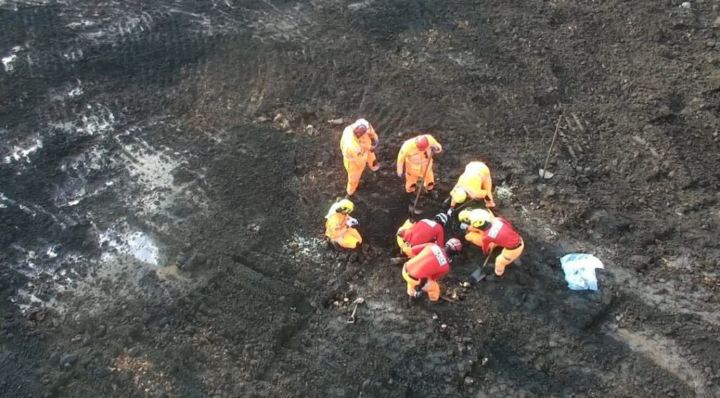 Bombeiros encontram colete e blusa com segmentos ósseos em área de tragédia em Brumadinho - Foto: Divulgação/CBMMG