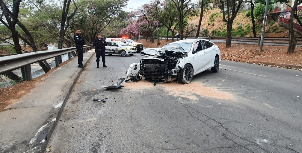 Carro bate, arranca semáforo e fica com a frente destruída na Avenida dos Andradas, em BH - Foto: Divulgação/Guarda Municipal