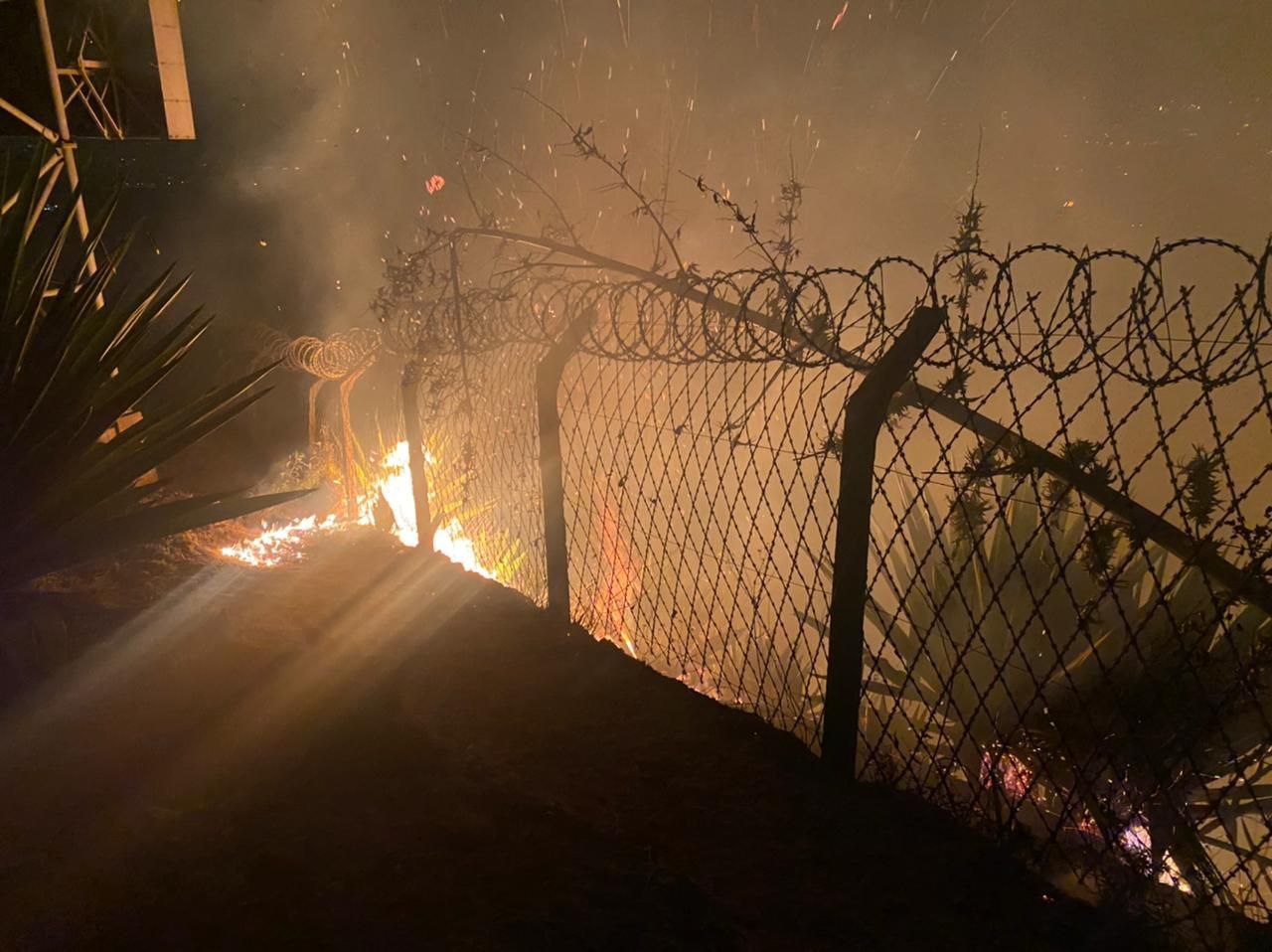 Incêndio destrói vegetação da Serra do Curral no terceiro dia consecutivo - Foto: Divulgação/CBMMG