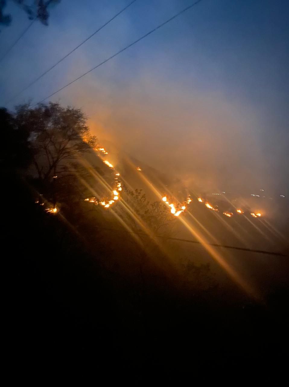 Incêndio destrói vegetação da Serra do Curral no terceiro dia consecutivo - Foto: Divulgação/CBMMG