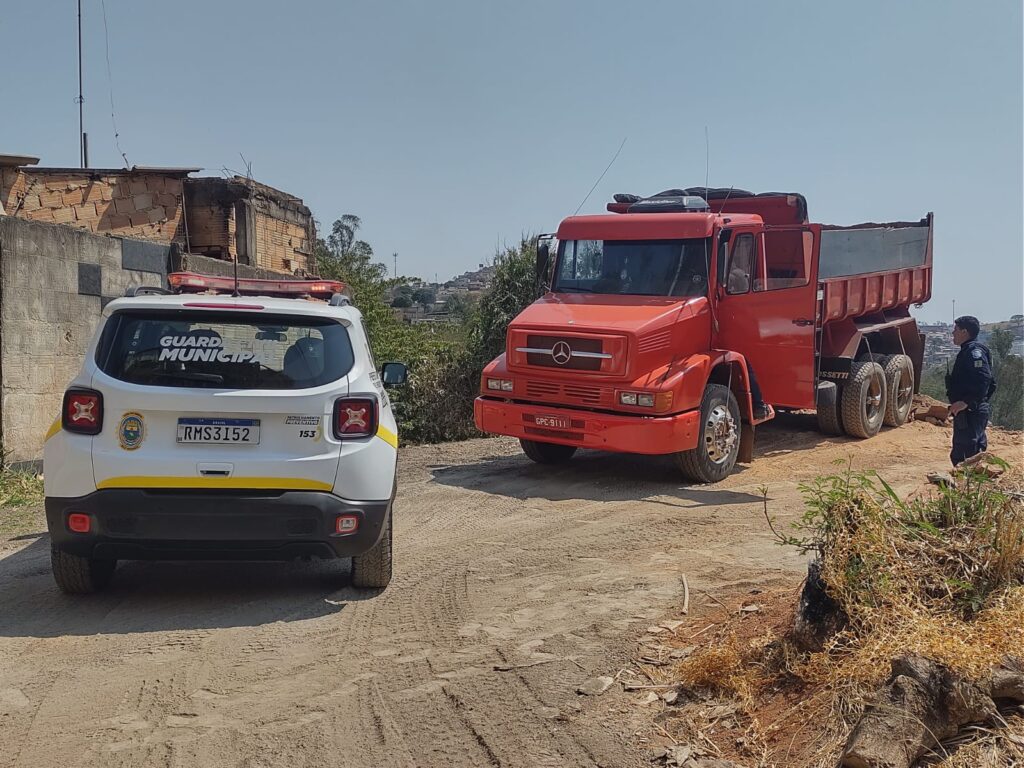 Motorista de caminhão é flagrado despejando entulho no Ribeirão Arrudas, em BH - Foto: Divulgação/Guarda Civil de Belo Horizonte