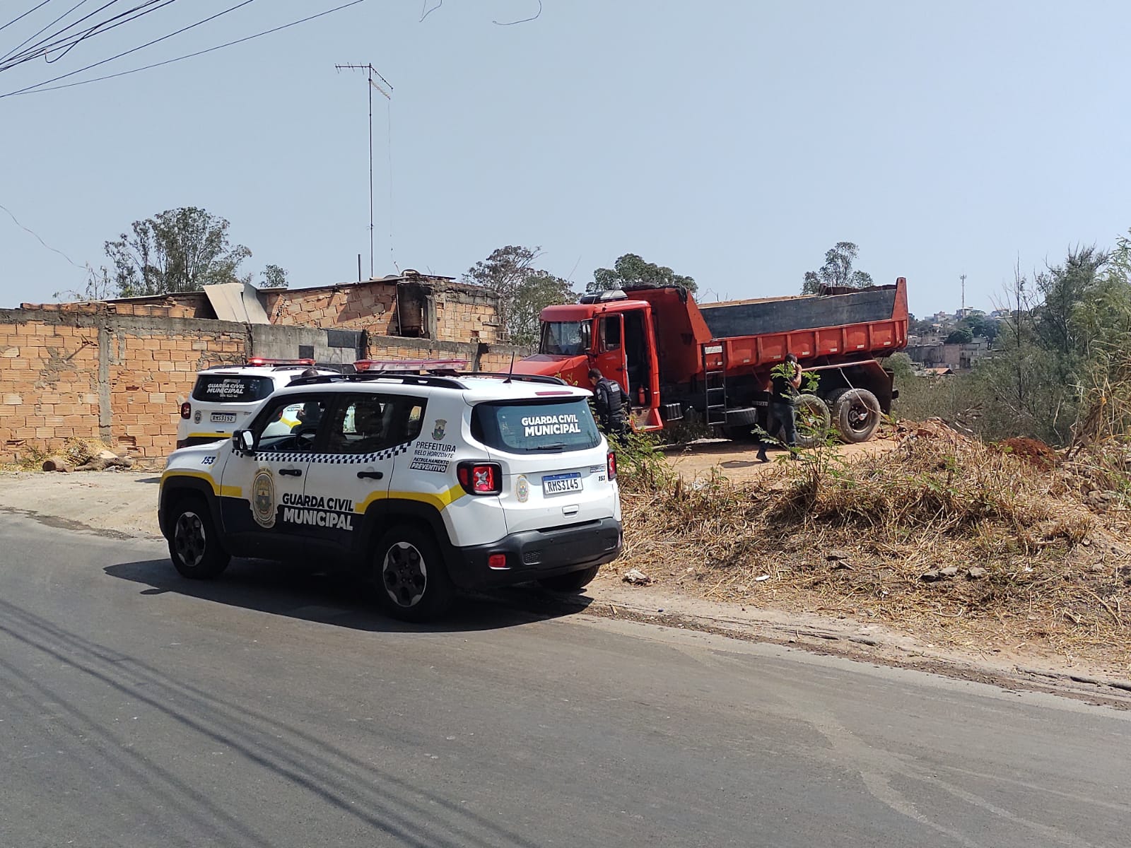 Motorista de caminhão é flagrado despejando entulho no Ribeirão Arrudas, em BH - Foto: Divulgação/Guarda Civil de Belo Horizonte