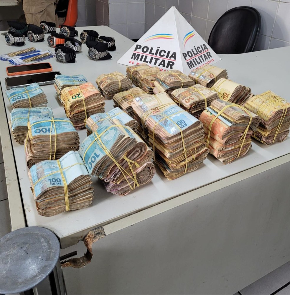 Polícia encontra mais de R$ 100 mil na casa de suspeito de tráfico de drogas no Aglomerado da Serra, em BH - Foto: Divulgação/PMMG