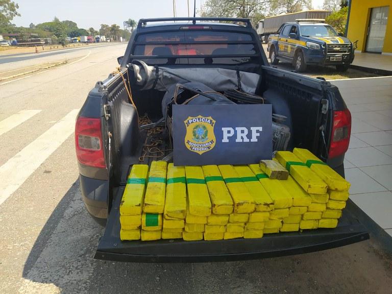 Idoso é preso transportando 60 quilos de maconha na BR-262, em Campos Altos - Foto: Divulgação/PRF