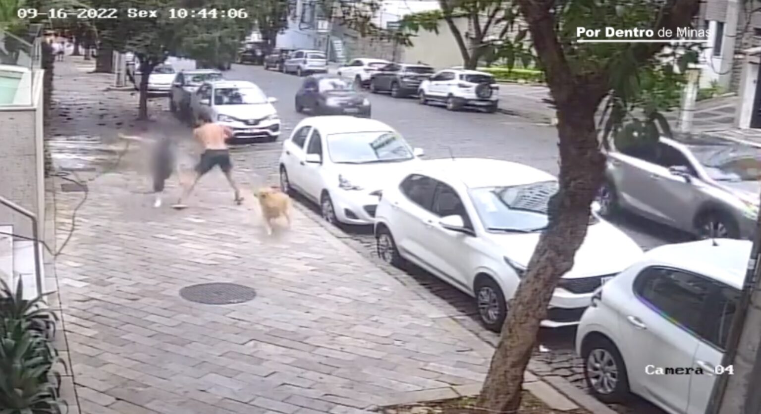 Faxineira de condomínio é agredida por homem no bairro de Lourdes, em BH; vídeo Homem agride faxineira que lavava calçada no bairro Lourdes, em BH - Foto: Reprodução