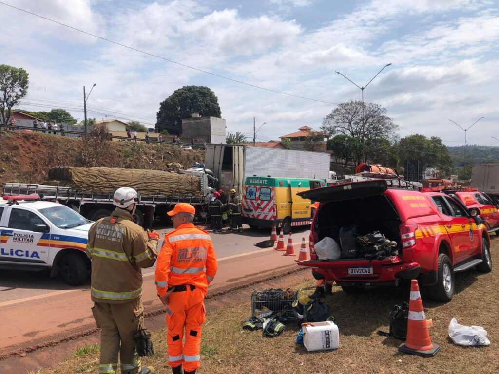 Motorista fica ferido após acidente entre caminhões na Rodovia Fernão Dias, em Igarapé - Foto: Divulgação/CBMMG