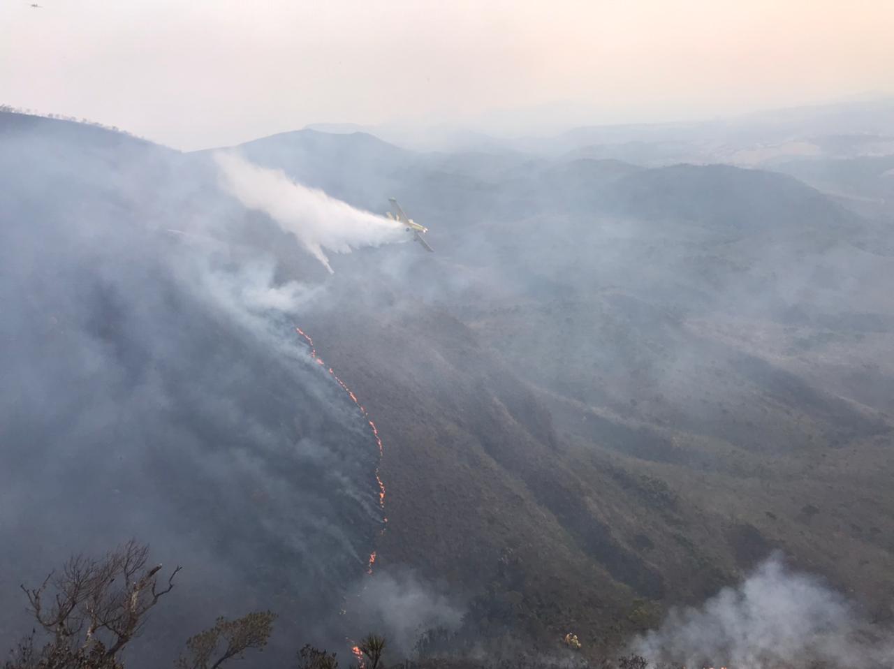 Incêndio de grande proporções atinge Parque da Serra do Rola Moça, entre Nova Lima e Ibirité - Foto: Divulgação/CBMMG