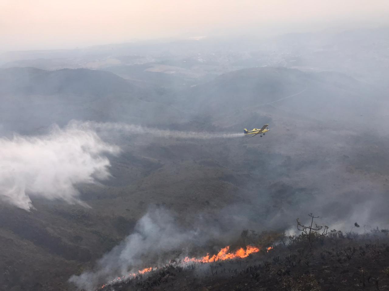 Incêndio de grande proporções atinge Parque da Serra do Rola Moça, entre Nova Lima e Ibirité - Foto: Divulgação/CBMMG