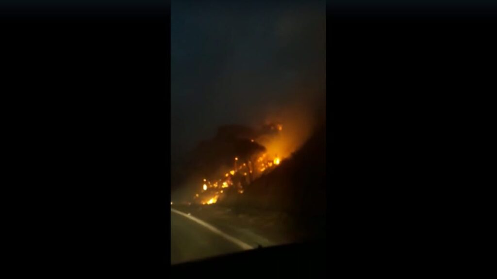 Bombeiro combatem incêndio atinge Parque Serra da Piedade, em Caeté - Foto: Reprodução/Redes Sociais