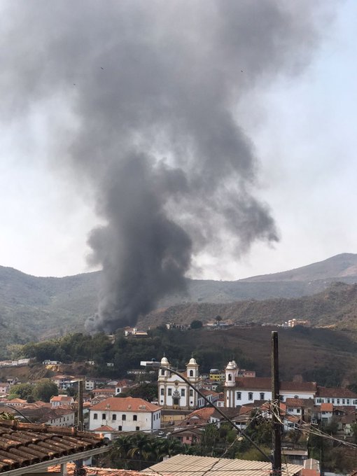 Incêndio atinge garagem de ônibus no bairro Cruzeiro do Sul, em Mariana - Foto: Reprodução/Redes Sociais